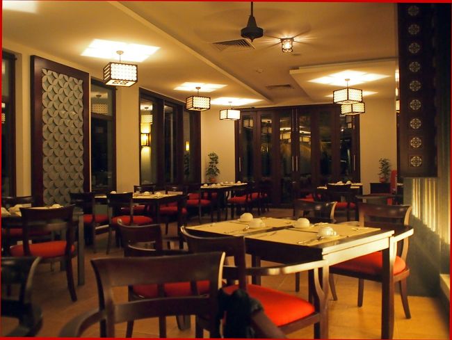 アナマンドラ・フエのホテルの詳細はホテル編で紹介します。<br />Lagoon　Restaurantへ。<br />お客様は遅いことあり誰もいません。