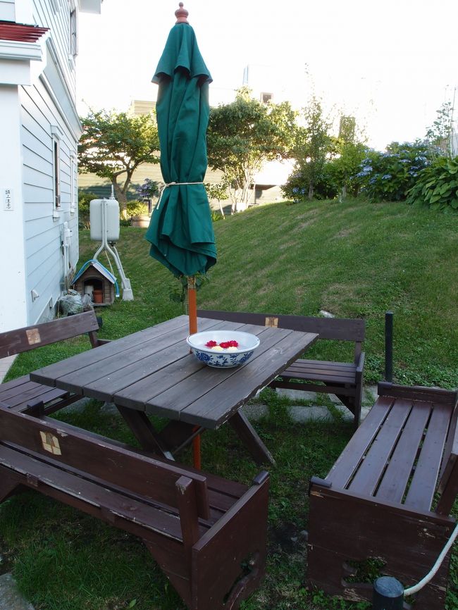 あんまり小洒落てるので、最初はカフェと勘違いしてしまった！<br /><br />夕方なのでパラソルは閉じられているけど、ここでも休憩できるのかな？