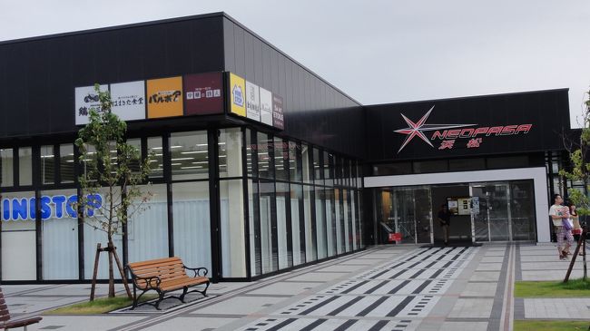 23:41　豊田ジャンクションを通過<br />23:56　岡崎付近で渋滞発生(217K)<br /><br />反対側大阪方向へ向かう下りの自動車の列は、かなり前からずっと渋滞している。<br />今まで、普通に走ってきた上りも<br />気が付けば、完全に止まるほどの渋滞が発生していた。<br /><br />2012/08/11(土)<br />00:20　渋滞解消(228K)<br />どうやら、事故による渋滞のようであった。<br /><br />00:38　三ケ日ジャンクション<br />新東名へと初突入！<br />私の生まれ故郷富士では、数年前より新東名の工事が行われてきた。<br />だが、道路を作ると言う話は、私が中学生位の頃より聞かされた話なので<br />いつ開通するのかと、ずっと待ち遠しかったのだ。<br /><br />今回は、新しく出来た静岡SAで仮眠をとろうと計画していたのだが<br />旦那様の眠気がピークに達した為、早々とキャンプ地を決めたのであった。<br /><br />01:00　浜松SA(250K)<br />こちらも、新東名開通に伴い増えたSAである。