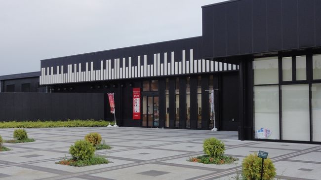 車中泊の旅をはじめて、かれこれ5・6年になる。<br />最近では、娘達が成長し<br />後方座席の管理＆寝る際の準備は、すべてやってくれる。<br />手早い時には、到着後5分程度で眠れるほど。<br /><br />06:00　起床<br /><br />この浜松SAはピアノの鍵盤の模様が描かれている。<br />楽器とバイクのYAMAHAが浜松の代表的な産業だからであろう。