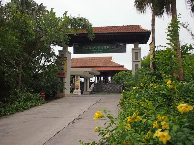 まずは入り口から。<br />フエの市街地から車で約30分。<br />民家の細い道を抜けるといきなり入り口の門が現れます。