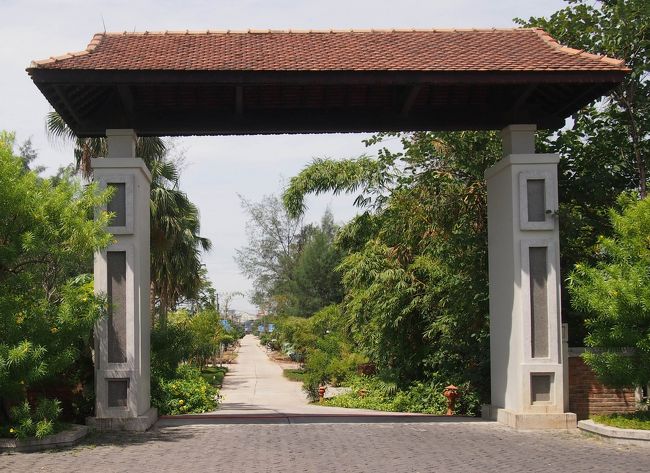 ホテル側からの入り口の門。<br />細い道の奥にこんな立派なホテルがあるとは。