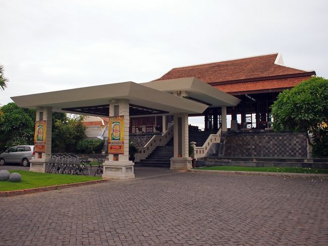 門からみたホテルエントランス。