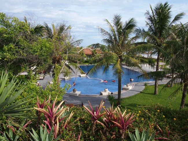 プール<br />決して広くはないですが、プールを使う人もそれ程多く無いので、落ち着く空間でした。プールバーがすぐそばにあり、プールサイドでゆっくり飲み物片手に寛げます。<br />フードオーダーも可能。<br /><br />