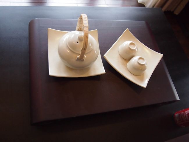 お茶のセットがリビングテーブルの上に