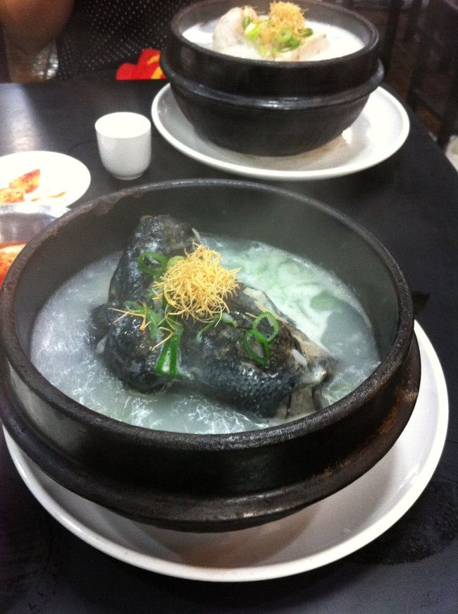 　僕は烏骨鶏の参鶏湯です。上から2番目のお値段ですが，それでも1500円ぐらいですから，安いものです。味は言うことなし。美味しいし，元気が出そうです。<br />　これにビールを入れてしめて55000ウォン（3850円）でした。満足です。