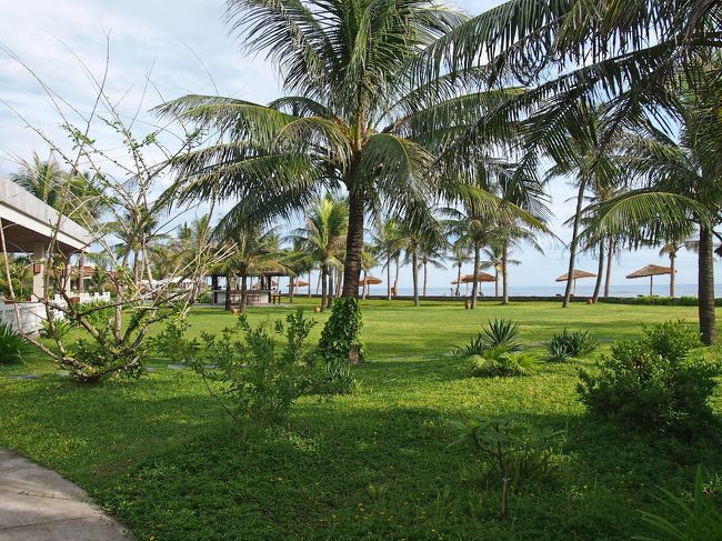 プライベートビーチ<br />ホテル庭から