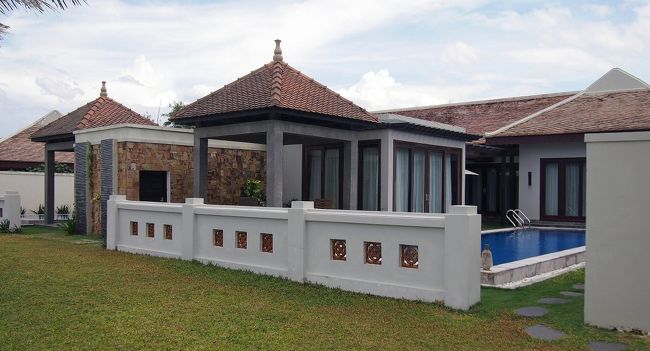 プールヴィラをちょっと見学。<br />ホテル内の一番右端に４室あります。