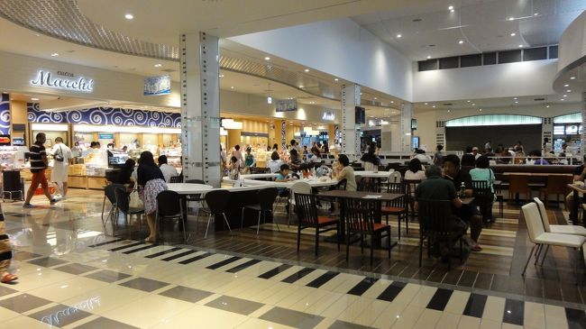 SAのショップも広々としていて<br />ウインドーショッピングだけでも気持ちいいものである。<br />床にもピアノの鍵盤模様が描かれており<br />浜松らしさをここでも、アピールしている。