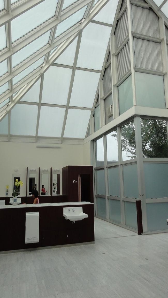 トイレとは思えない、この建物。<br />吹き抜けの感じもよく、また手洗い場の間隔がものすごく離れていて<br />高速走行で疲れた身体を休めてくれる。<br /><br />最近、高速内の施設に増え始めた<br />我が家では「ゴージャストイレ」と呼んでいる綺麗なトイレ施設。<br />ここも、我が家採点だとゴージャストイレの仲間入りである。