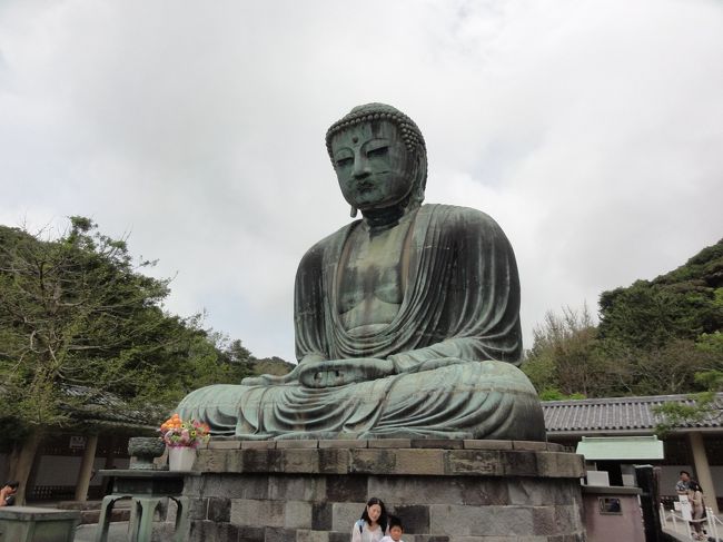 東大寺の大仏は高さが約15メートル。<br />それに対し<br />鎌倉の大仏は約11メートル。<br /><br />高さでは東大寺に敵わないが<br />この開放感に、是非一票投じたい。<br />東大寺の圧迫感に比べ、どこか故郷にでも戻ってきたような<br />そんな心広い母の懐に飛び込んだ気分にさせてくれる。