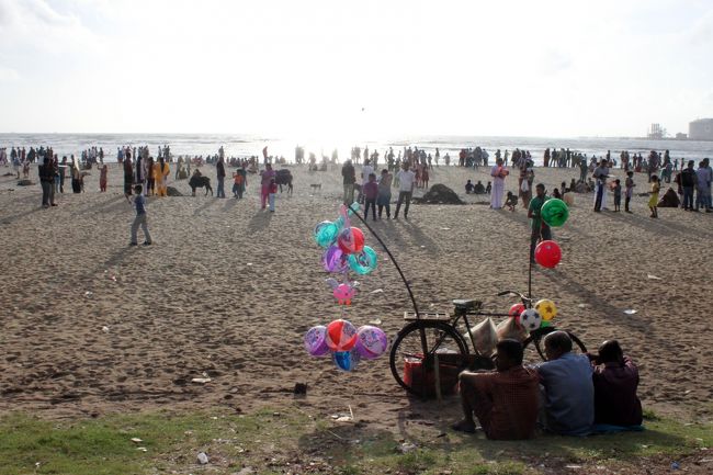 日曜の夕方、Old　Lighthouse Beachはインド人の家族連れでにぎわう。