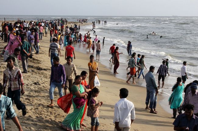 海岸にはこんなにワヤワヤ人が人が……。といって泳ぐわけではなく、砂浜に腰かけて話したり、凧揚げをしたり。