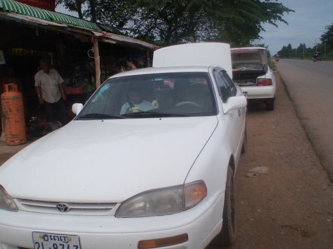 ここまでのところ何の障害もなく　ほとんど待ち時間もなく　誰とも一戦も交えることなく体力を温存したまま　ポイペトを９時４分に出発。｛ここで情報がひとつ　バーツも使えるということですが　めちゃめちゃ高い支払いになります。相乗りのファランの女性はすごく損してました。ドルで支払いましょう。両替は国境でするなというのはよく言われてます。｝　<br />トヨタのカムリタクシーはすべるように走りだし　１２年まえ赤土のぼっこぼこの道をピックアップに乗った記憶とは重なりません。途中にもひともたくさん見えたし橋もりっぱで・・・なあんてぼんやりしていたら　あれ？シェムリアップに着いちゃいました。高額支払い休憩所は通過したようです。１１時２０分　６号線のタクシー駐車場のようなところです。やはり宿には直接行ってくれません。テュクテュクに乗り換えですが　くれぐれもいくらかキチンと交渉してのりましょう。我々はアランとシェムの１泊目は予約なしですので　なんだかんだ話し合いの結果｛言い合い？｝運賃込み１５ドルでテュクテュクのやつのいうグリーンバナナゲストハウスへ。