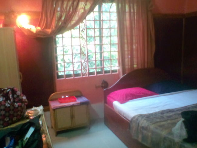 グリーンバナナGHです。ナーガの噴水ロータリーまで５分くらいでファランで一杯でした。エアコン、ホットシャワーつきでまあまあの広さですがあまりきれいではありません。住めば都とはよく言ったものです。夫婦間のなんだかんだの話し合いを公にするつもりはないので書きませんが　妻はむかついています。なのでシャワーを浴びてパブストリートへGOです。５０セントのビールでごまかそうという作戦です。とにかくシェム到着にかんぱーい。