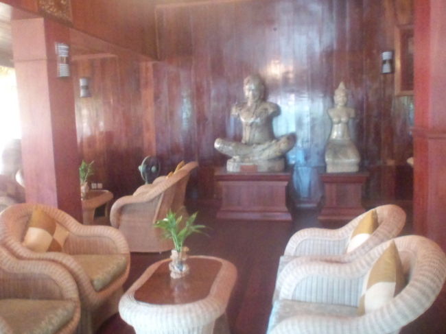 今日から３泊はタプロームホテルに予約をしていたので歩いて１０分くらいの移動です。昨日は昼からはしごして飲み夜も飲み　フットマッサージでごまかしていた妻の機嫌も朝の１０時が限界。この時間に行ってもチェックインさせてくれました。本当にありがとうございました。　<br />この短い移動の間にもテュクテュクの声がかかり続け　そのうちのひとりに４時間くらいの観光を頼むことにしました。７ドルでOKしました。