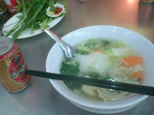 ウチは老後の楽しみにとビデオを撮りためていて今回も２台持って行き　写真が少ないのですみません。この日は　昼のプノンバケンとアンコールトムに行きました。遺跡は他の方がたくさんアップしておられると思いますのでそちらでご覧ください。どっちにしても　やる気のないゆるーい兄ちゃんの運転で　「さっきここ来なかったっけ？」程度のおばさん連れですから・・・。夜はクロマーツアーズで予約したアプサラダンスとビュッフェにいきました。一人１2ドルです。