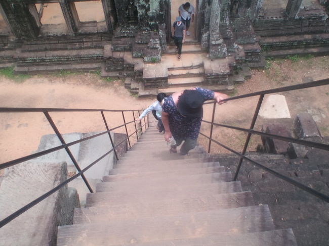 とは言え　昼間の暑さのなか丘と階段を上ったり降りたり　プノンバケンも　パブーオンも初めてなのできっちり見たためきつかったです。上に上がると風も気持ちよく景色もよく　昼時で空いていてヨカッツタです。