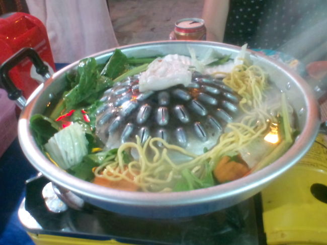 タプロームホテルのとなりの食堂で定番のカンボジアBBQ。これから肉が入ります。えびもありました。一人４ドル。