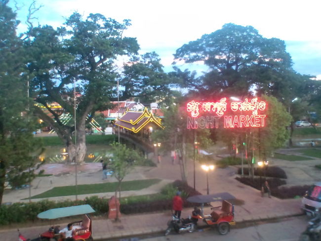 ホテルのベランダから。川の向こう側にもナイトマーケットができたそうです。人は少ないです。ホテルの入口の上から撮りました。左隣がオールドマーケットで　裏にはキャピタルツアーやクロマーツアーズもあり　パブストリートも５分で便利です。買い物はシヴォタ通りのむこうにあるナイトマーケットがおすすめ　１５分１ドルのマッサージはぜひ受けてみてください。