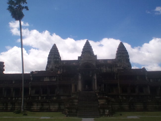 ３日間券を買ったので最後にアンコールワットに行きました。一番うえに登るときはドレスコードがあり　ひざが見える服装のひとは係員にはじかれます。帽子も取ってと言われます。この写真は一服しようと途中で敷地の外に出たところからうつしましたブルーシートもなくベスポジでした。翌日はプノンペンに移動です。さようならアンコールワット