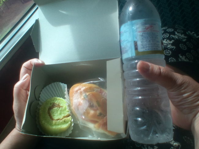 ロビーで待っていると迎えのバスが来て　かなり離れたバスターミナルまで行きます。大型バスに横付けし荷物も荷札をつけて預かってくれます。トイレはここで必ず行ったほうがいいです。トイレつきですが行かないほうが・・・。座席は４日前の予約で一番前でした。水１本とロールケーキとハムマヨみたいなパンがくばられます。福島交通と書いてあるバスでした。続きはまた