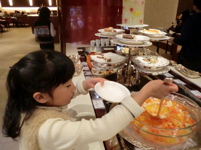 到着後、すぐ夕食です。この日はコッコラーレのビュッフェへ。<br /><br />もりもり食べます。家族中で一番食欲があるので、彼女は家では「食べる神様」と呼ばれています。