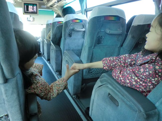 翌日は、三宮や南京町をぶらつくことに。<br />三宮へ向かうバスの中で。<br />ホテル玄関の真ん前が停留所なので便利です。所要３０分ほどで三宮市内につきました。