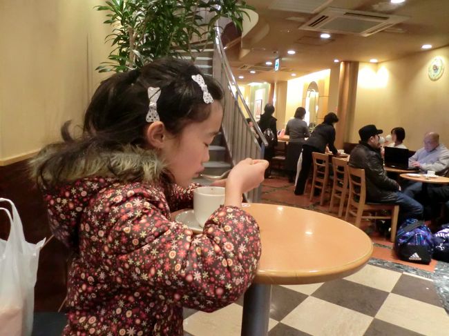 帰りのバスを待つ間、ちょっとお茶。