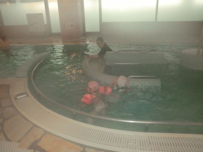 ホテルに帰ると、即プールへ。い、いそがしい。