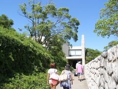 ようやく時間が来ましたので地中美術館へと入場します