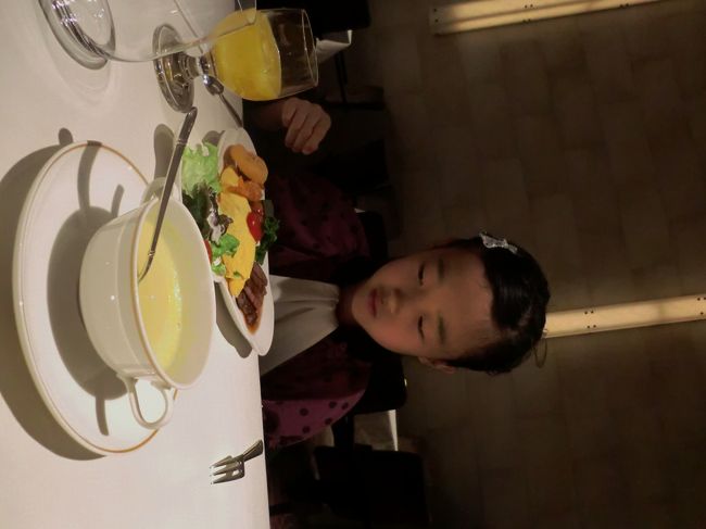 スープやデザートもついています。