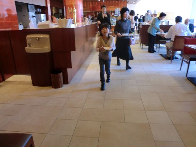 あっという間に、朝食ビュッフェ。<br /><br />軽くコーヒーとフルーツだけ、と思いながらも、ついいろいろ食べてしまいます。