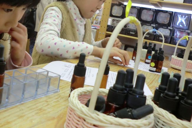帰りにお待ちかね「パルフェ香りの館」で手作り香水体験。<br /><br />３つのグループの中から、好きな香りを３つ４つずつ選んでいきます。<br />どうしても子供たちは、レモングラスなどのさっぱり系が好きみたいです。