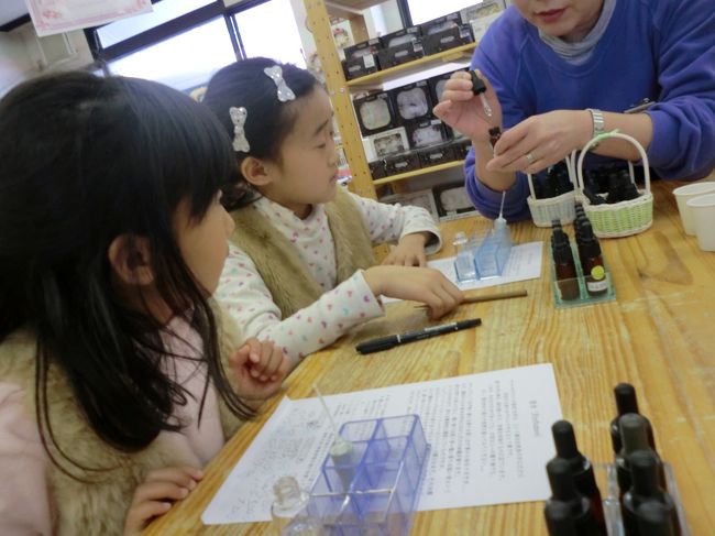 好みに応じて混ぜていくと、自分好みの香水が出来上がります。<br /><br />前回淡路島に来た時は、上の子だけが挑戦しました。下の子にはアロマオイルがきつすぎる、ということで。