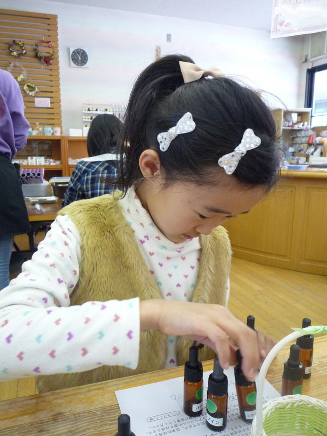 なんとなく理科の実験ぽいのがうれしいのでしょうか。<br /><br />手につかないように、慎重に作業します。