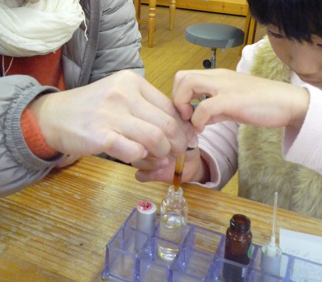 お気に入りのエッセンシャルオイルを選んだら、スプレーボトルの中に数滴ずつ落としていきます。