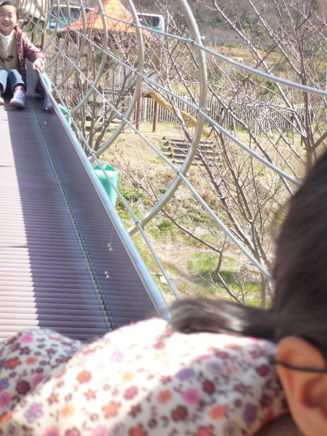 帰りに併設の滑り台で遊びました。