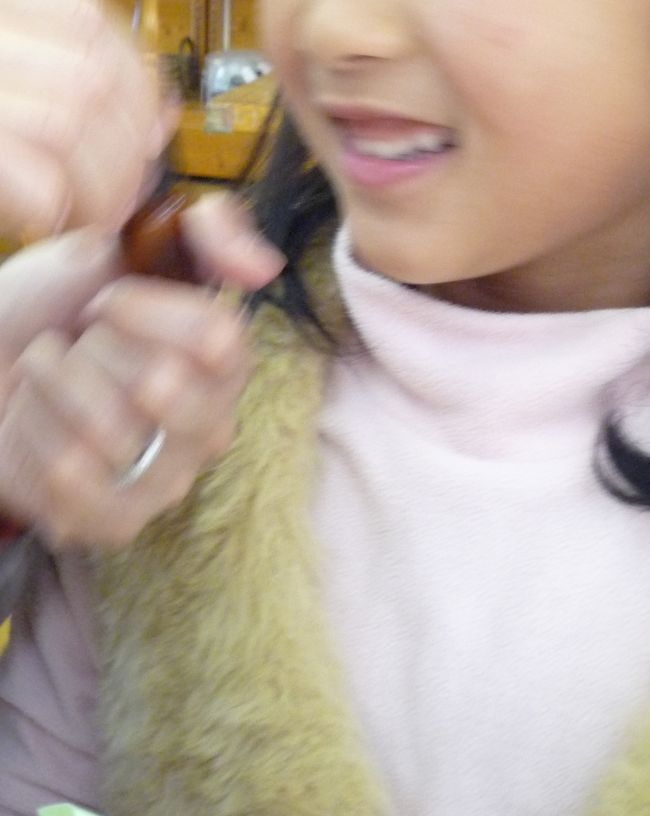 でも今回は、下の子も挑戦しました。<br /><br />でも瓶についているオイルが子供にはあまりよくないということで、触らないようにしながらクンクンします。