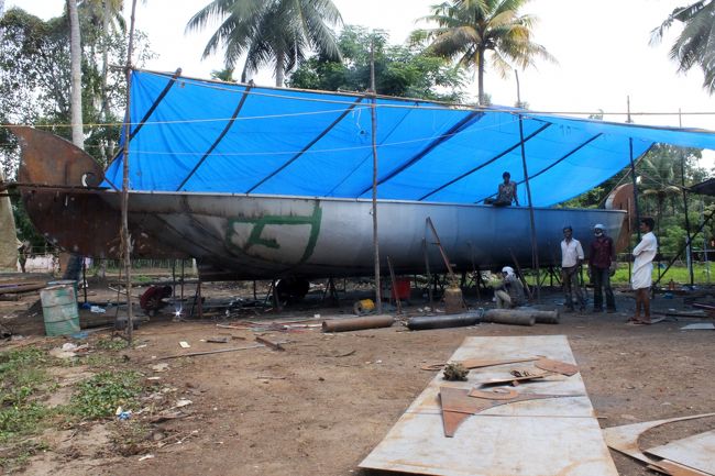 途中、船をつくっている村に寄ってもらう。<br /><br />船の操縦士は英語が通じなかったので意志疎通にひと苦労。こちらから強く言わないとどこも寄らず、ただ運河を移動するだけになってしまう。<br /><br />ちゃんとした英語のガイドをつけたほうがよかったと後悔。<br /><br /><br /><br />