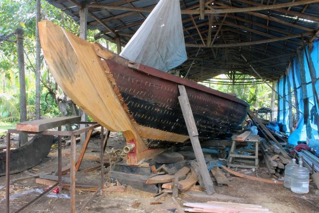 金属の船の横で、こんな木製の船もつくっている。