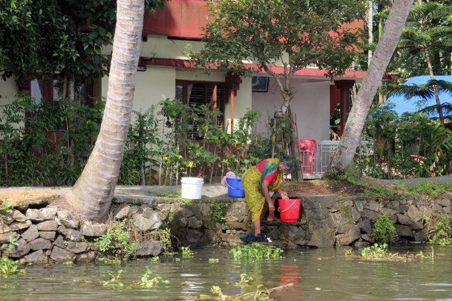 洗濯したり、野菜を洗ったり、水浴びしたりと、水辺の生活が垣間見られる。