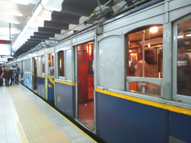 ということで、ちょっと地下鉄の写真を集めてみました。さすがにここで一眼レフを取り出すわけにはいかないので、携帯のカメラで隠し撮り？？<br /><br />ブエノスアイレスの地下鉄は、日本の古い車両を使っていて、6線あるが、線によって車両が全く違うので乗っていて面白かった。<br />ところで、地下鉄に乗っていると、ハサミセットや本などのいろいろな試供品を配ってくる人がいて、いらなければ後で回収してきた時に返せばいいんだけど、一駅で降りるんだったらそのまま持ち逃げできちゃいそうな気がするんだけど…？？まぁ、みんな迷惑そうな顔をしていて、返すか、降りる人は席に置いたりしていたんだけど。