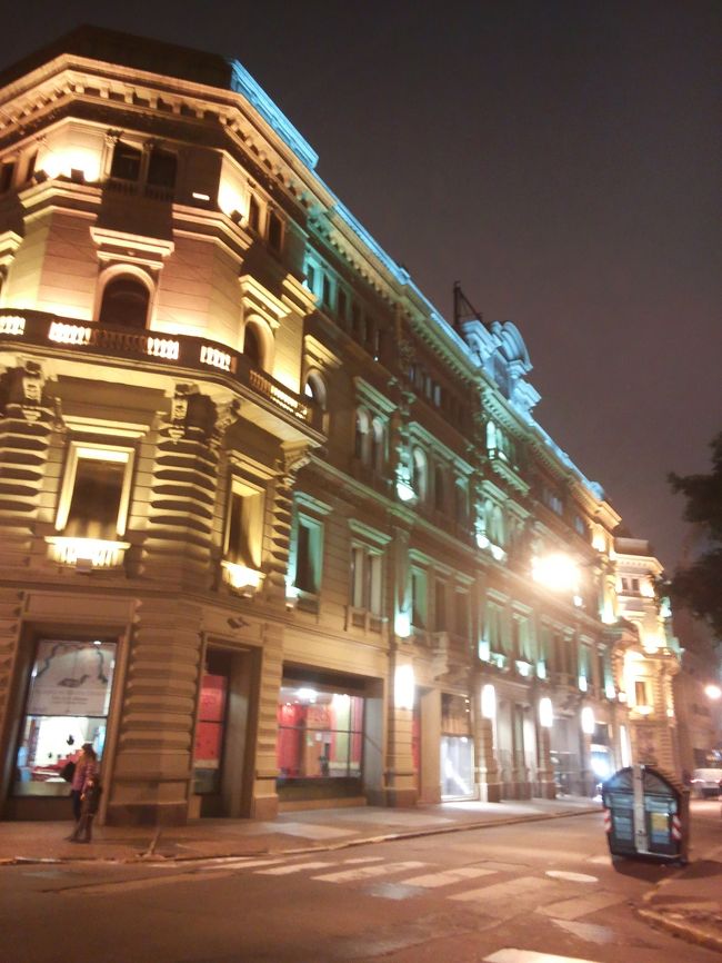 デパート、「ギャラリア・パシフィコ」を携帯のカメラで撮ってみた。<br />意外とお気に入り。<br />この中の地下一階のフードコートはおすすめです！<br />一人者にとってはフードコートって落ち着くし、ありがたい存在です…。