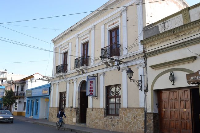 何件かアタックして決めたのがここ。<br /><br />「Residencial Elena」<br /><br />「地球〜」にも載っている宿。フロントの人はよく英語も通じて親切でした。