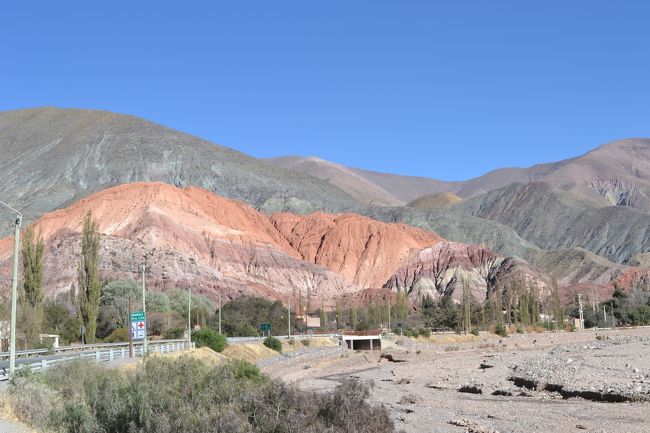 8月1日<br /><br />ウマワカ渓谷のツアーに参加。<br />7時半ごろ、ホテルにピックアップ。プルママルカ（Purmamarca）へ向かう。