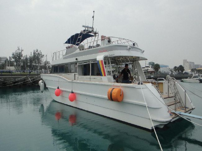 ポイントまで案内してくれる大型のクルーザーです