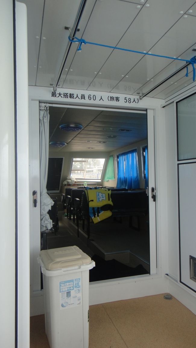 定員は意外と多いのですが、この日の乗客は10名弱です<br /><br />奥で着替えをします