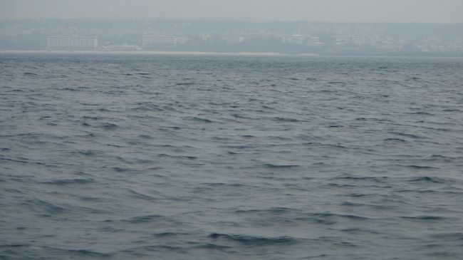 ビュンビュン飛ばして読谷沖合のジンベイ君の生け簀のあるポイントに進みます<br /><br /><br />