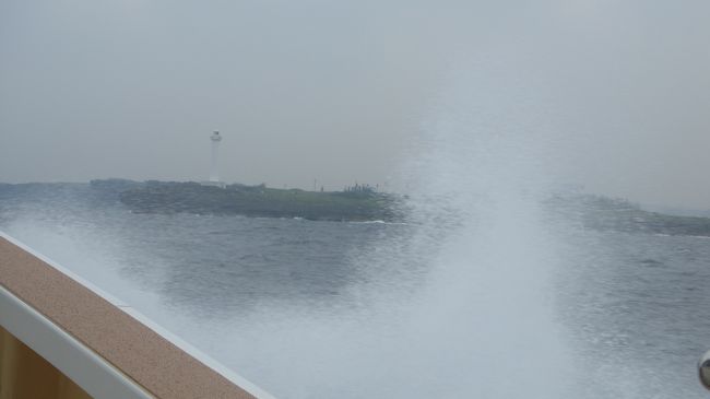 海が荒れているので、海を叩きつけるようにして物凄いスピードで進みます<br /><br /><br />クルーザーの上に乗ることもできますがしがみついていないと危険です